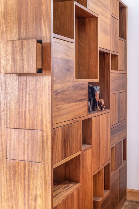 Bibliothèque atypique en bois massif