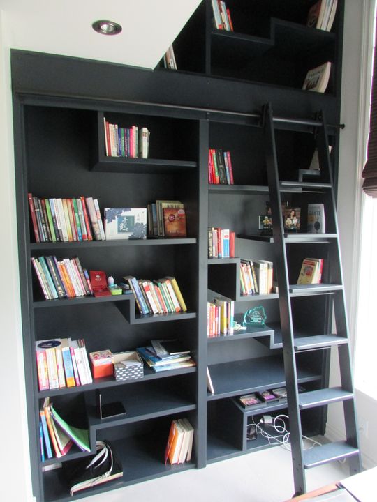 Bibliothèque noire avec échelle amovible