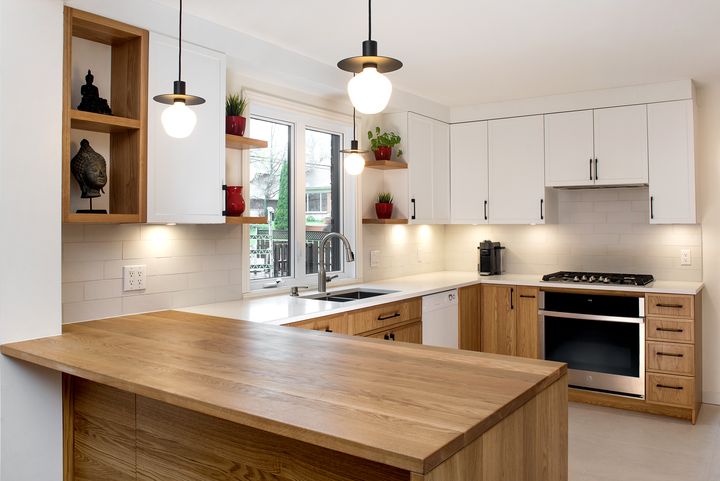 Cuisine blanche et bois clair, comptoir en bois