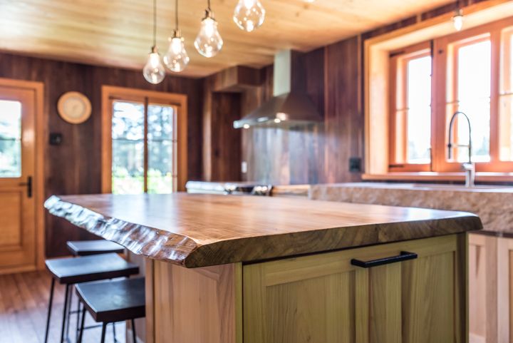 Cuisine rustique, îlot en bois massif à bord naturel