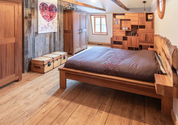 Ensemble de chambre : lit, tête de lit à bord naturel et rangements