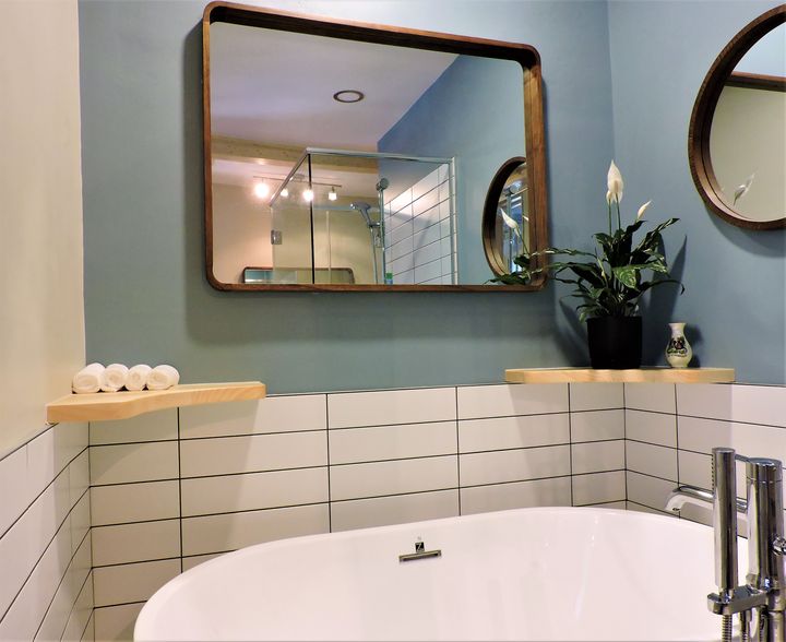 Salle de bain avec miroir et tablettes en bois