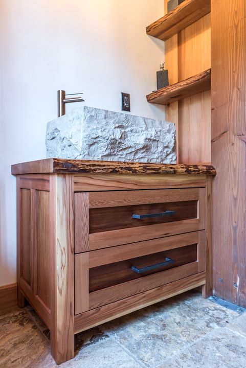 Vanité en bois, vasque taillée dans la pierre